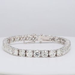 7' Tennis bracelet in 18K WG with 4-prong set round diamonds.  D11.10ct.t.w.