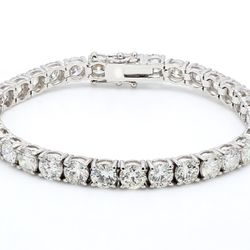 7' Tennis bracelet with 4-prong set (66) round diamonds.  D3.42ct.t.w.